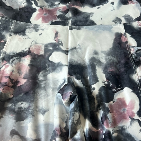 Women’s Balance Collection shorts size Large - Picture 2 of 6